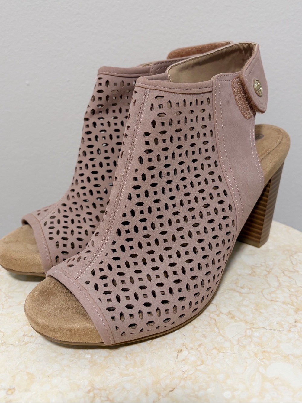 Giani Bernini Open-Toe Laser Cut Block Heels Shoes Size 7.5
